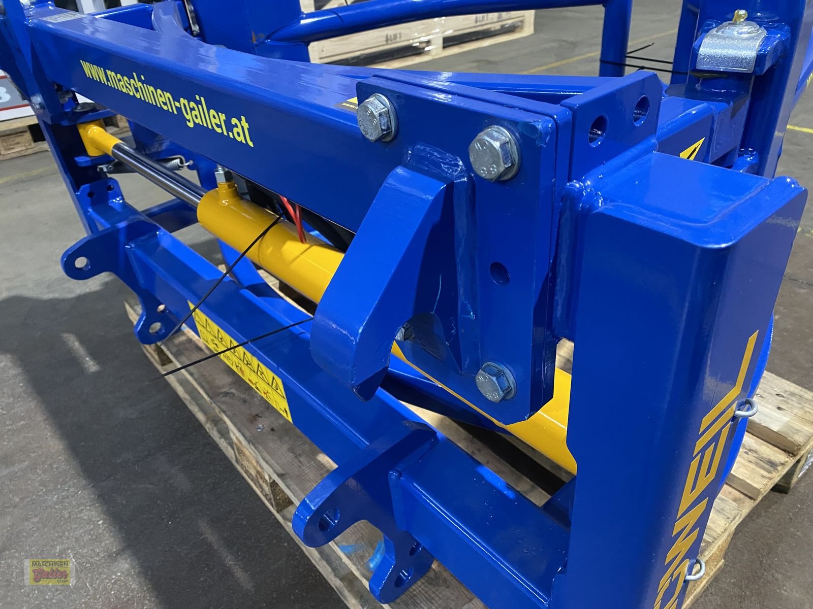 Folienballenzange des Typs Göweil RBG-Rundballengreifer mit Euroaufnahme Aktion, Neumaschine in Kötschach (Bild 12)
