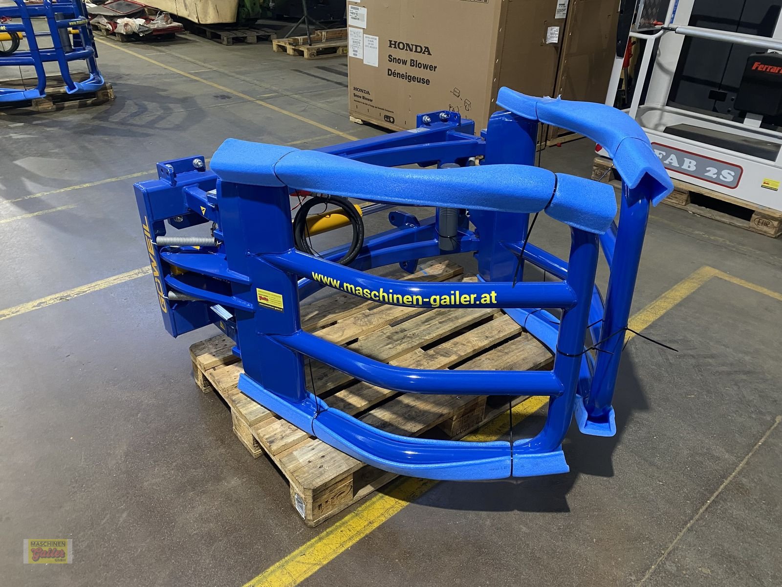 Folienballenzange des Typs Göweil RBG-Rundballengreifer mit Euroaufnahme Aktion, Neumaschine in Kötschach (Bild 9)