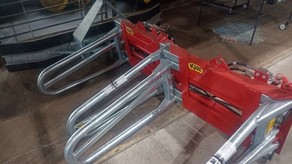 Folienballenzange of the type Sonstige Kemp Bk 2100, Neumaschine in Vriezenveen (Picture 3)