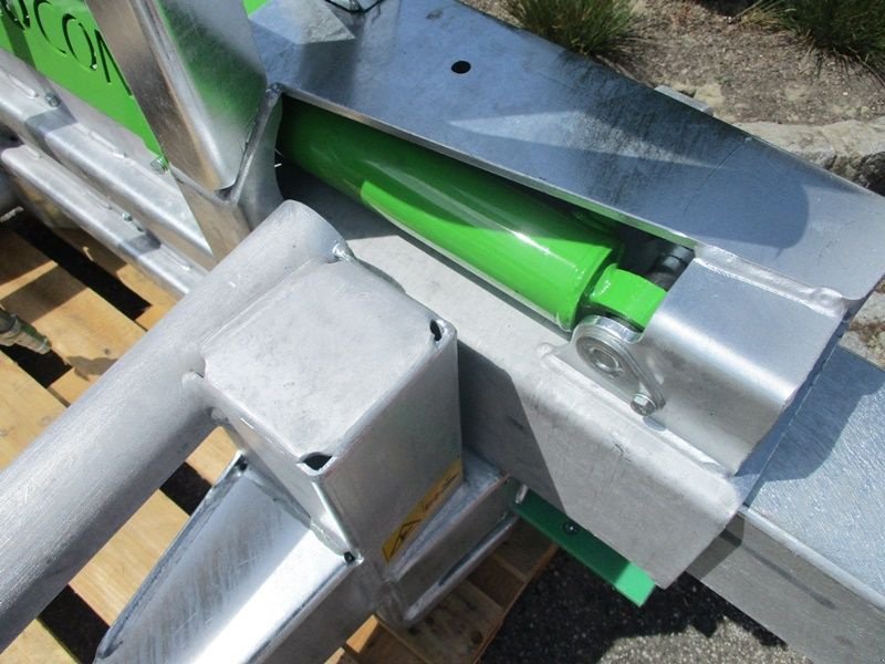 Folienballenzange of the type Zocon Vierkantballenzange B-01, Neumaschine in St. Marienkirchen (Picture 10)