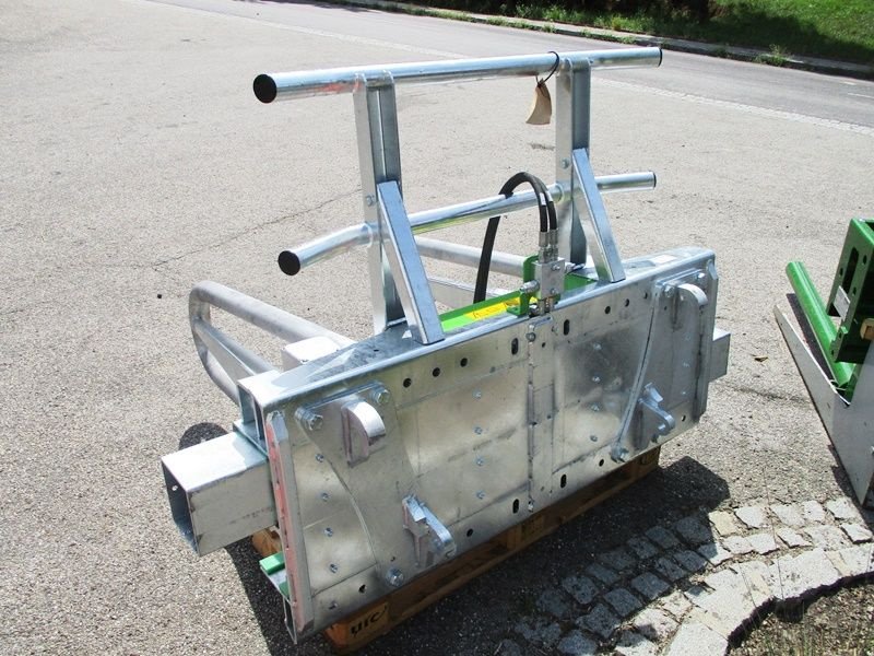 Folienballenzange of the type Zocon Vierkantballenzange B-01, Neumaschine in St. Marienkirchen (Picture 9)