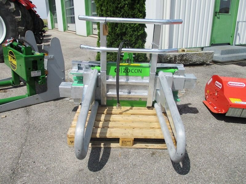 Folienballenzange of the type Zocon Vierkantballenzange B-01, Neumaschine in St. Marienkirchen (Picture 5)