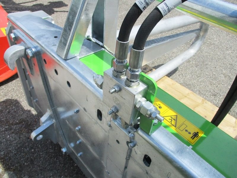 Folienballenzange of the type Zocon Vierkantballenzange B-01, Neumaschine in St. Marienkirchen (Picture 12)