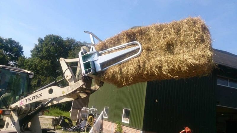 Folienballenzange of the type Zocon Vierkantballenzange B-01, Neumaschine in St. Marienkirchen (Picture 2)