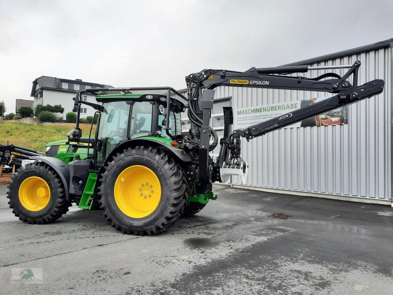 Forstschlepper des Typs John Deere 6R 150 mit Ladekran, Neumaschine in Steinwiesen (Bild 12)