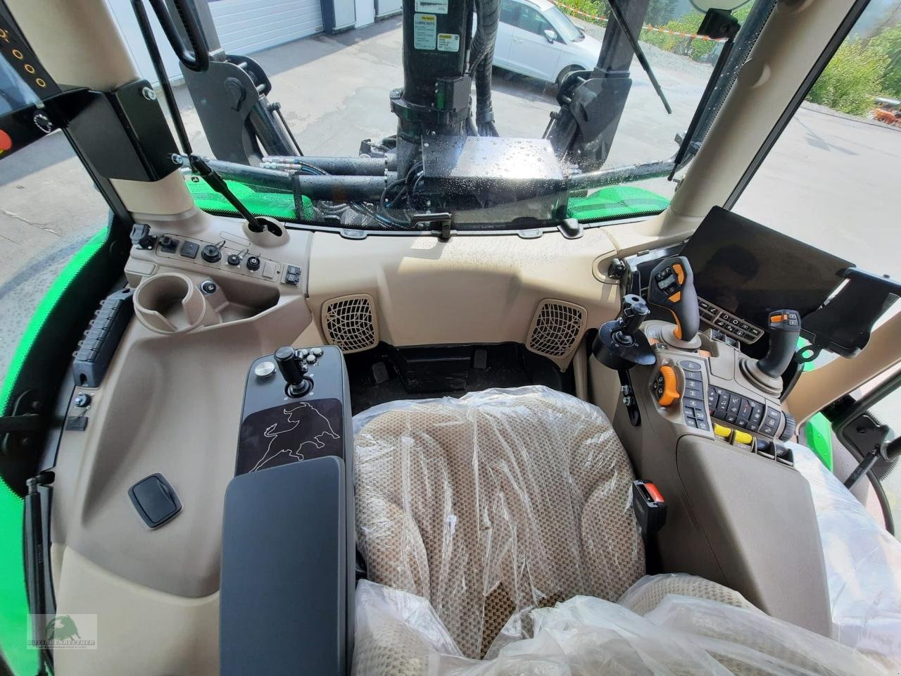 Forstschlepper des Typs John Deere 6R 150 mit Ladekran, Neumaschine in Steinwiesen (Bild 17)