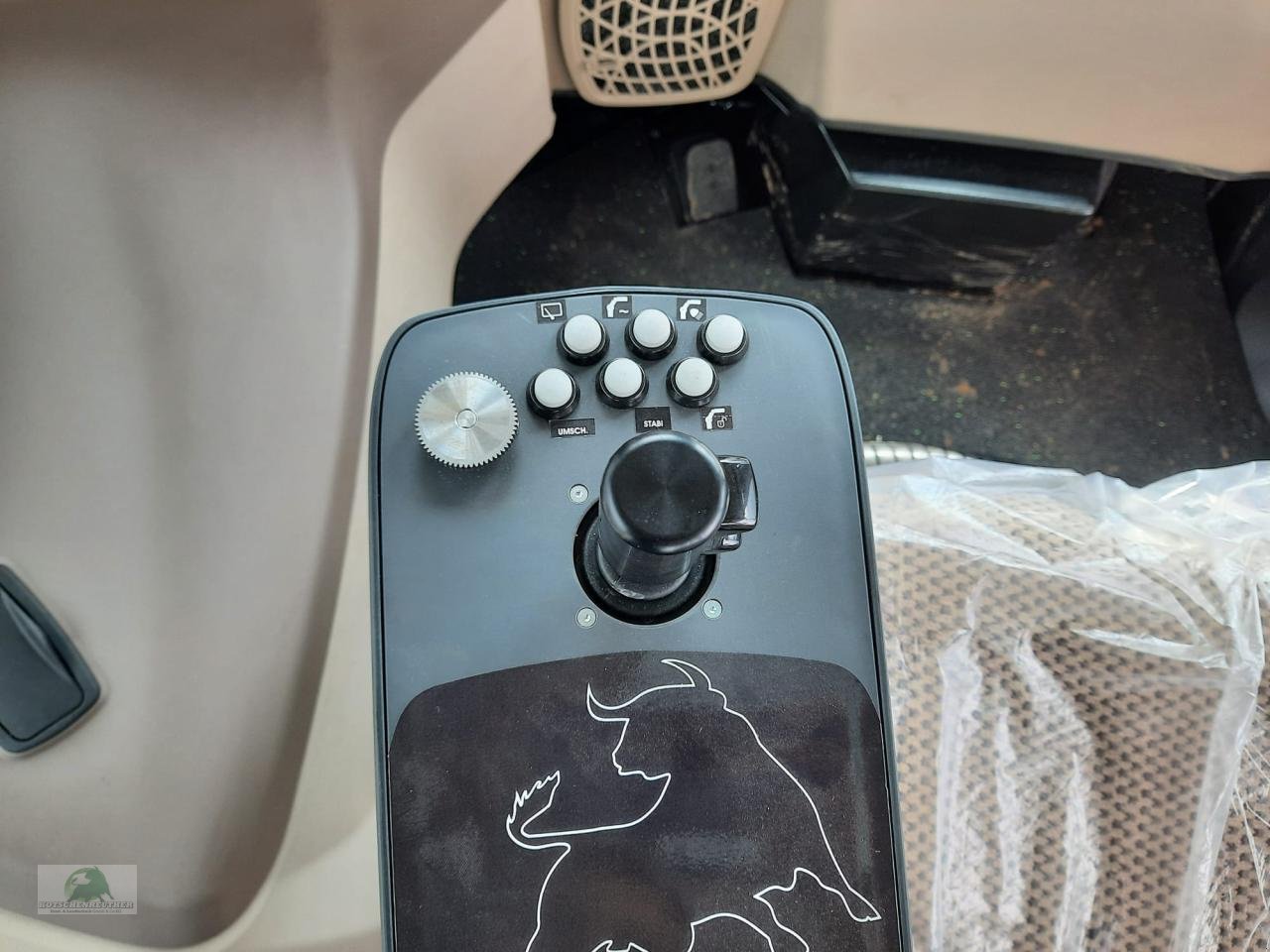 Forstschlepper des Typs John Deere 6R 150 mit Ladekran, Neumaschine in Steinwiesen (Bild 18)