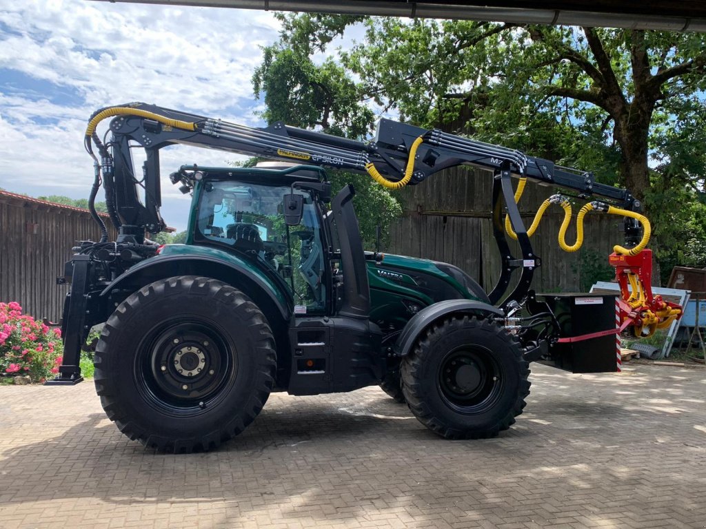 Forstschlepper des Typs Valtra T174 Harvester, Neumaschine in Hutthurm (Bild 1)