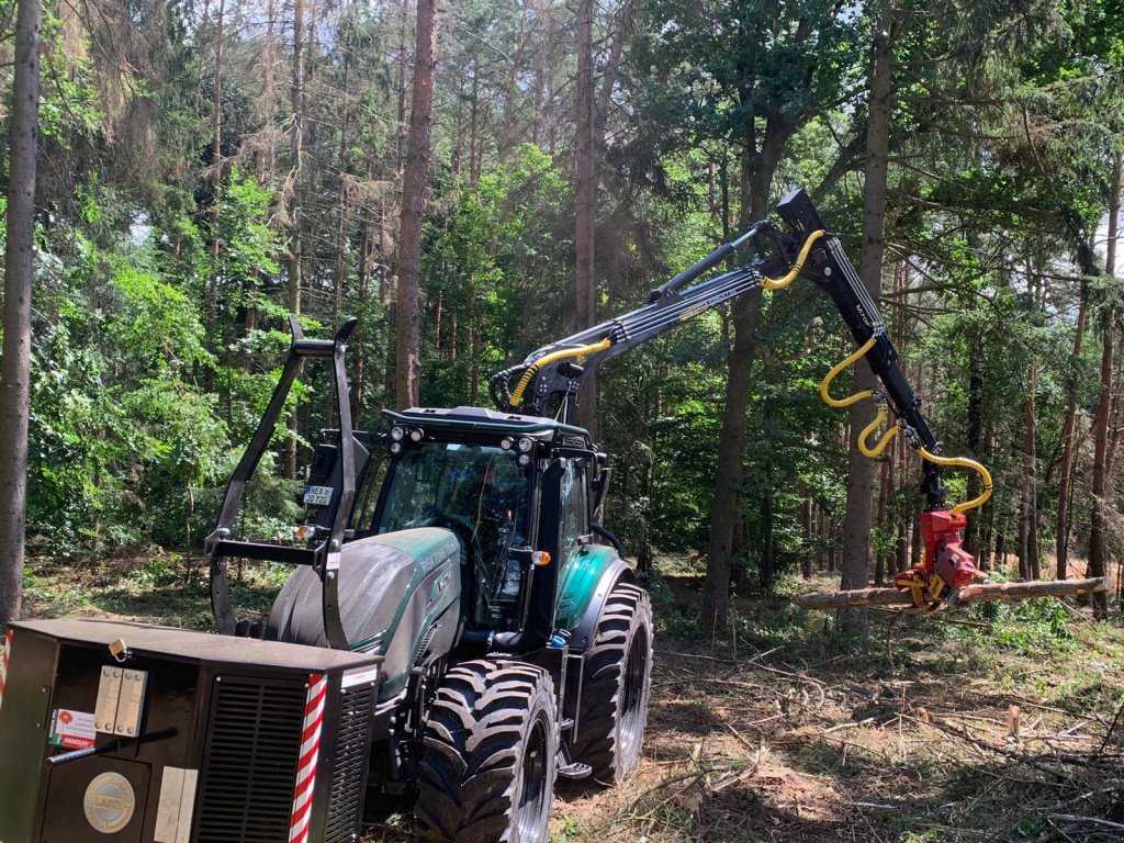 Forstschlepper des Typs Valtra T174 Harvester, Neumaschine in Hutthurm (Bild 2)