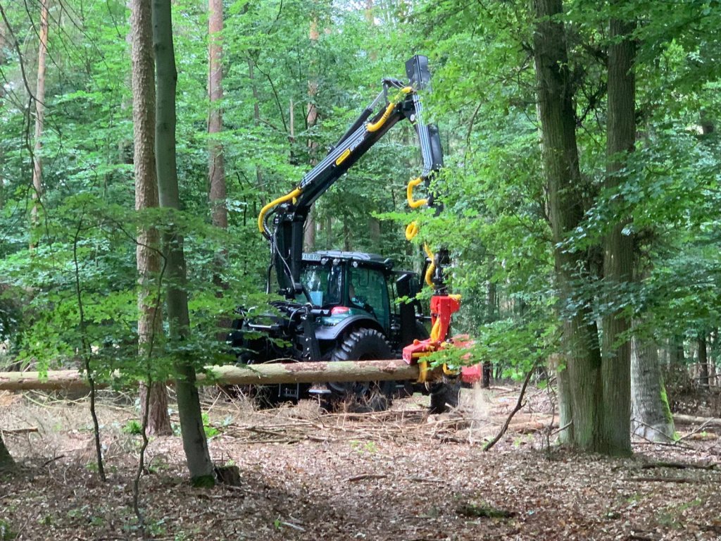 Forstschlepper des Typs Valtra T174 Harvester, Neumaschine in Hutthurm (Bild 3)