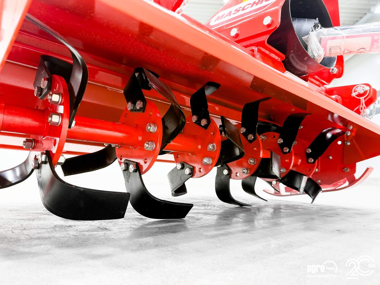 Fräse от тип Maschio W 125 rotary tiller with 1,25 m working width, 24 blades, 18 cm working depth, 3-point hitch with offset option, anti-wear skids, Gebrauchtmaschine в Csengele (Снимка 16)