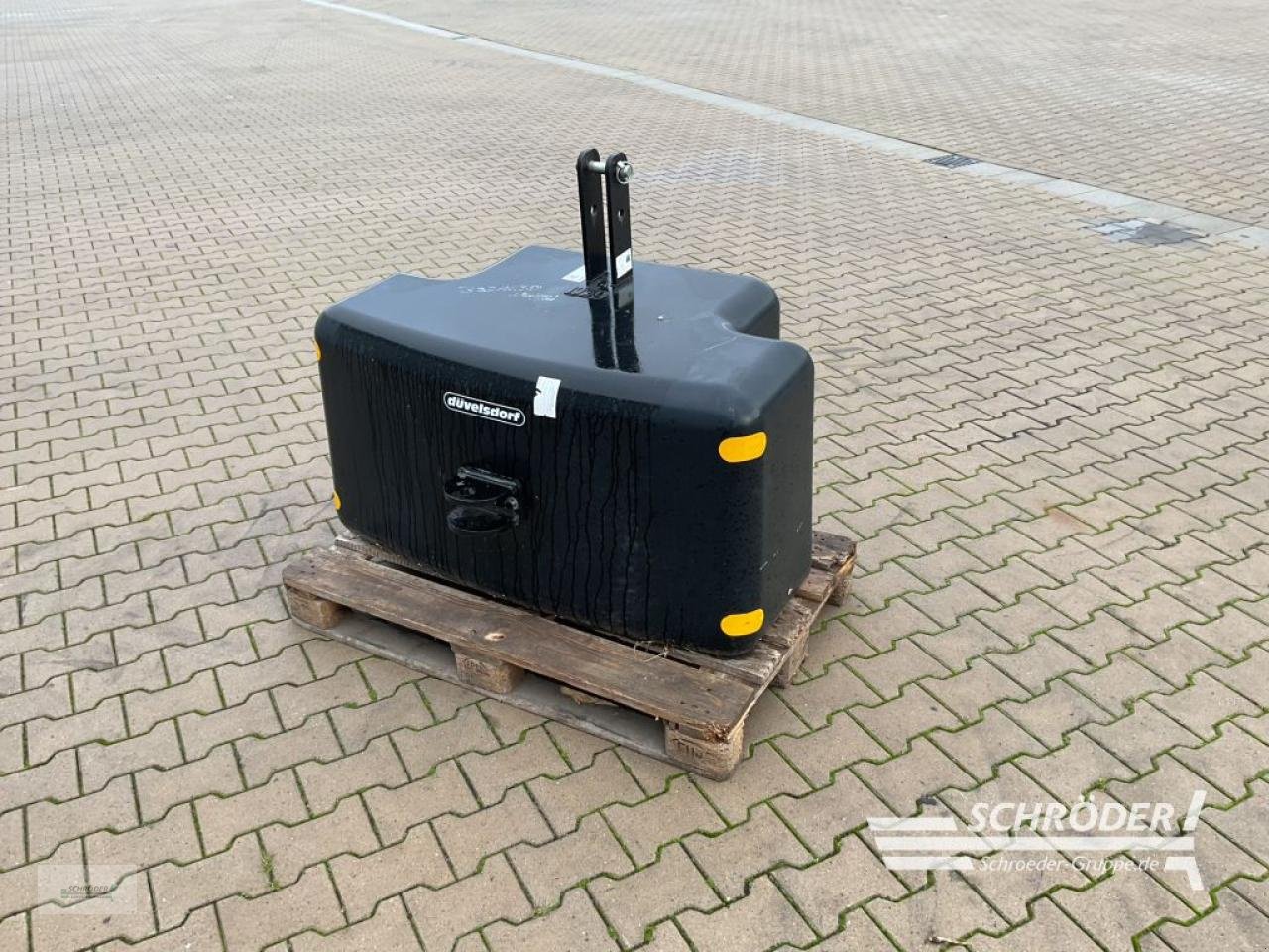 Frontgewicht des Typs Düvelsdorf 1050 KG, Neumaschine in Holdorf (Bild 5)