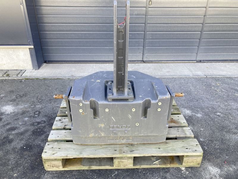 Frontgewicht of the type Fendt FRONTGEWICHT 870 KG, Gebrauchtmaschine in Wülfershausen an der Saale (Picture 1)