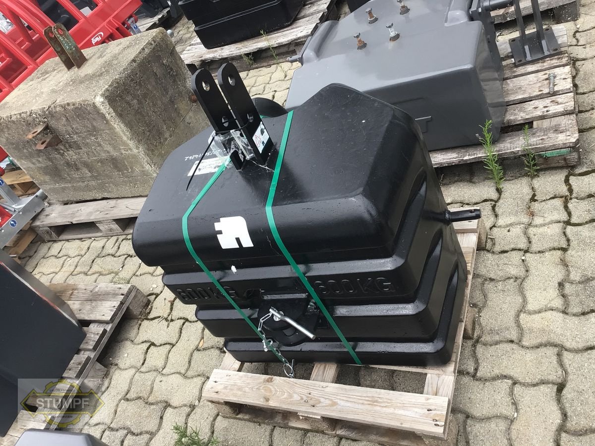 Frontgewicht des Typs Fliegl 600kg, Neumaschine in Grafenstein (Bild 1)