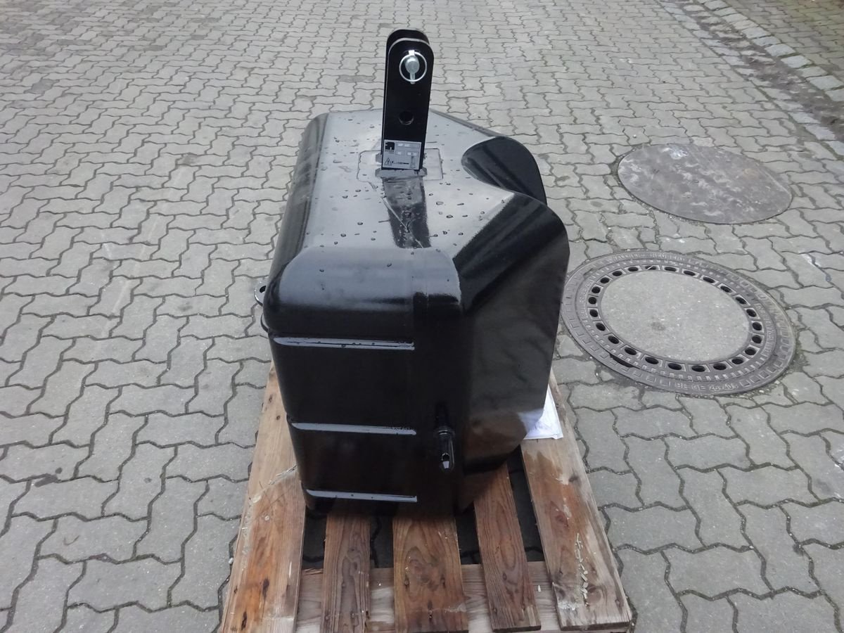 Frontgewicht des Typs Frans Pateer 600 kg BBP-2 Betongewicht, Neumaschine in St. Marienkirchen (Bild 3)