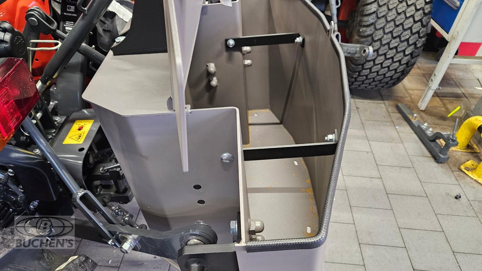 Frontgewicht van het type Mailleux Multibox 150 Liter, Neumaschine in Olpe (Foto 9)