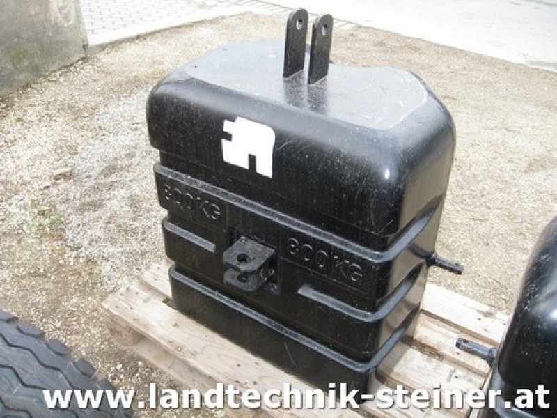 Frontgewicht des Typs Massey Ferguson Beton Frontgewicht 800kg, Neumaschine in Hohenruppersdorf (Bild 1)