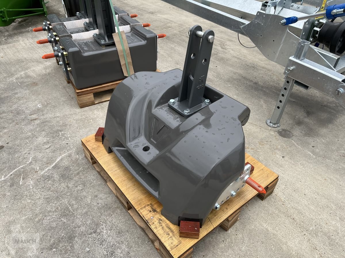 Frontgewicht des Typs Valtra Gussgewicht 600kg, Neumaschine in Burgkirchen (Bild 3)