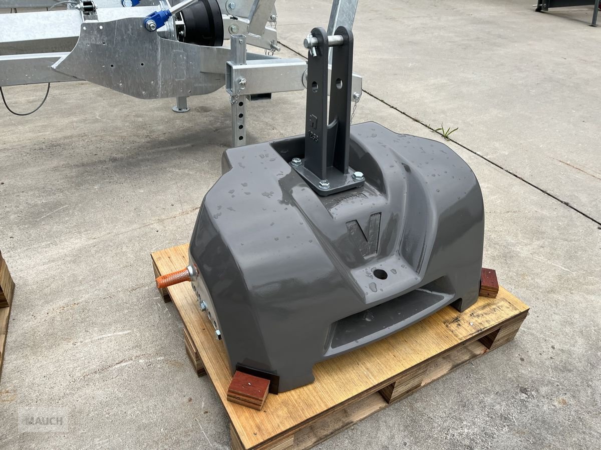 Frontgewicht des Typs Valtra Gussgewicht 600kg, Neumaschine in Burgkirchen (Bild 1)