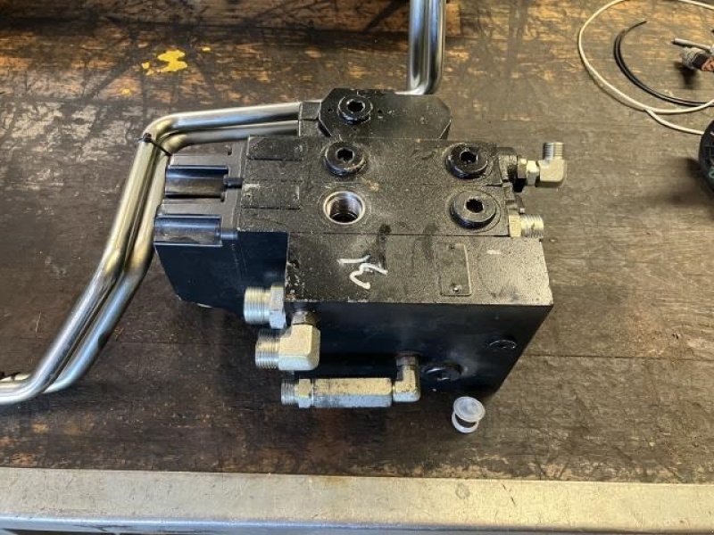 Fronthydraulik des Typs New Holland MIDT MONTERET VENTIL, Gebrauchtmaschine in Middelfart (Bild 2)