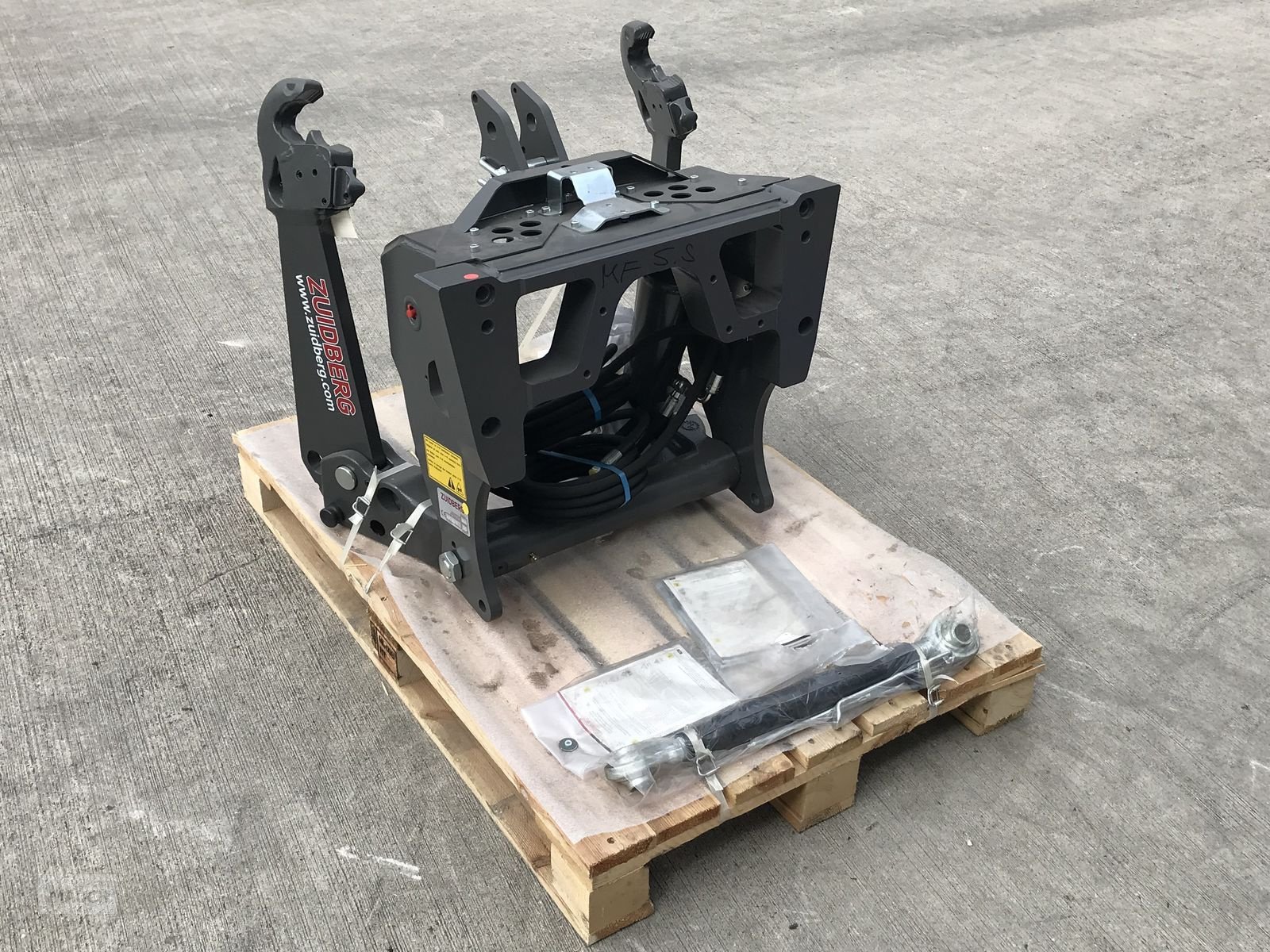 Fronthydraulik of the type Zuidberg Fronthydraulik zu MF 5S, Neumaschine in Burgkirchen (Picture 3)