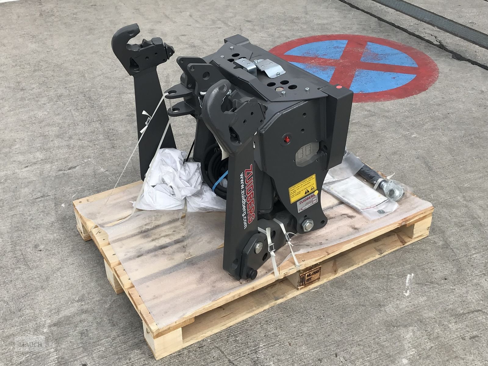 Fronthydraulik of the type Zuidberg Fronthydraulik zu MF 5S, Neumaschine in Burgkirchen (Picture 1)