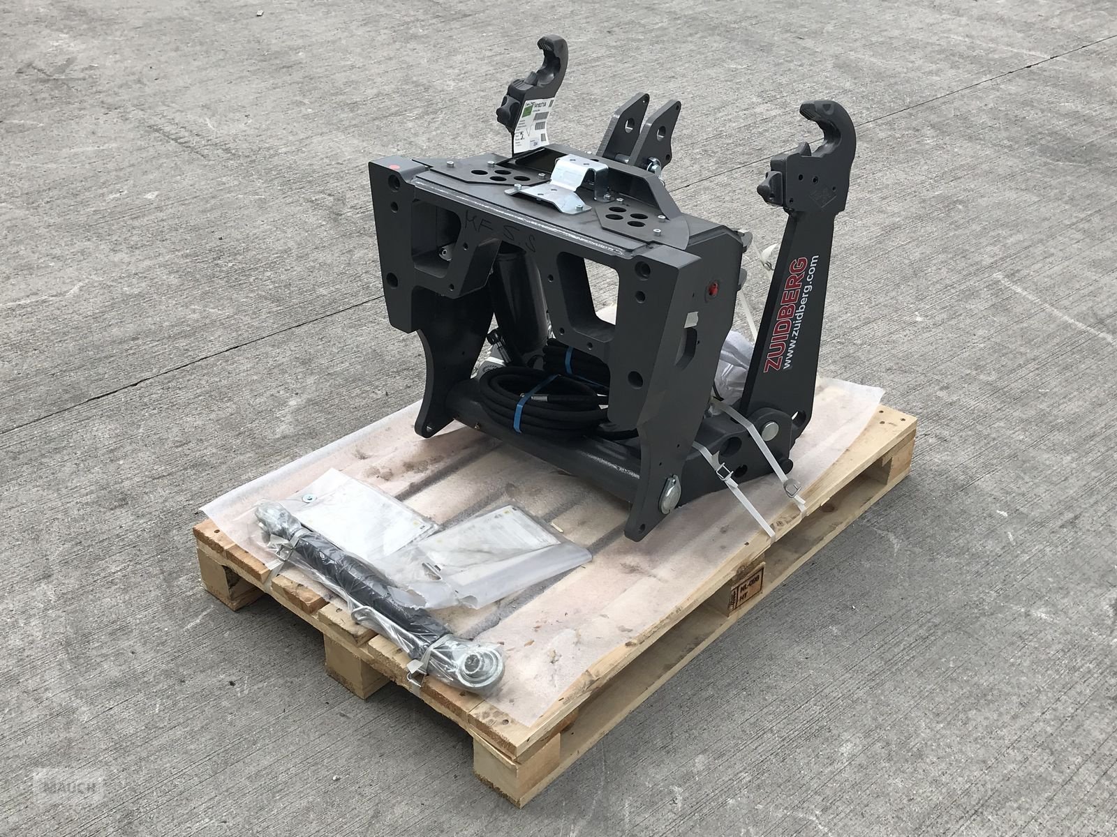 Fronthydraulik of the type Zuidberg Fronthydraulik zu MF 5S, Neumaschine in Burgkirchen (Picture 4)