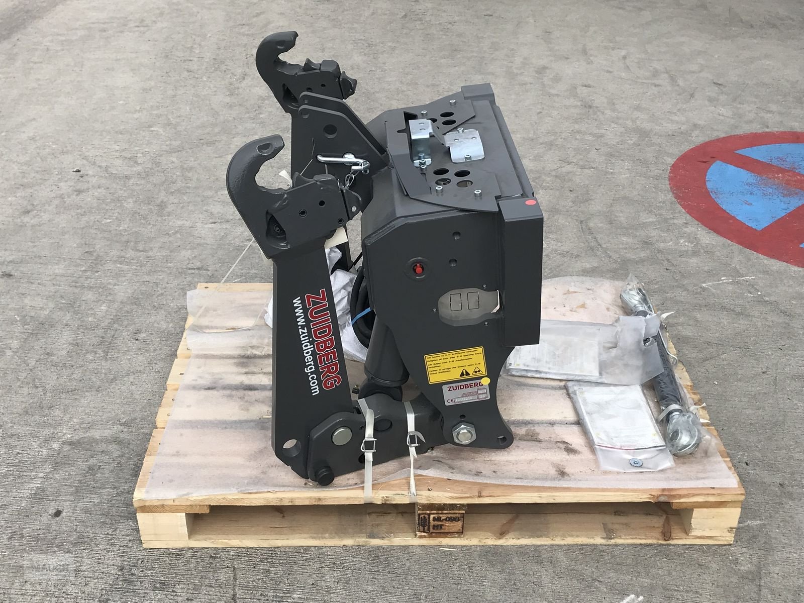 Fronthydraulik of the type Zuidberg Fronthydraulik zu MF 5S, Neumaschine in Burgkirchen (Picture 2)