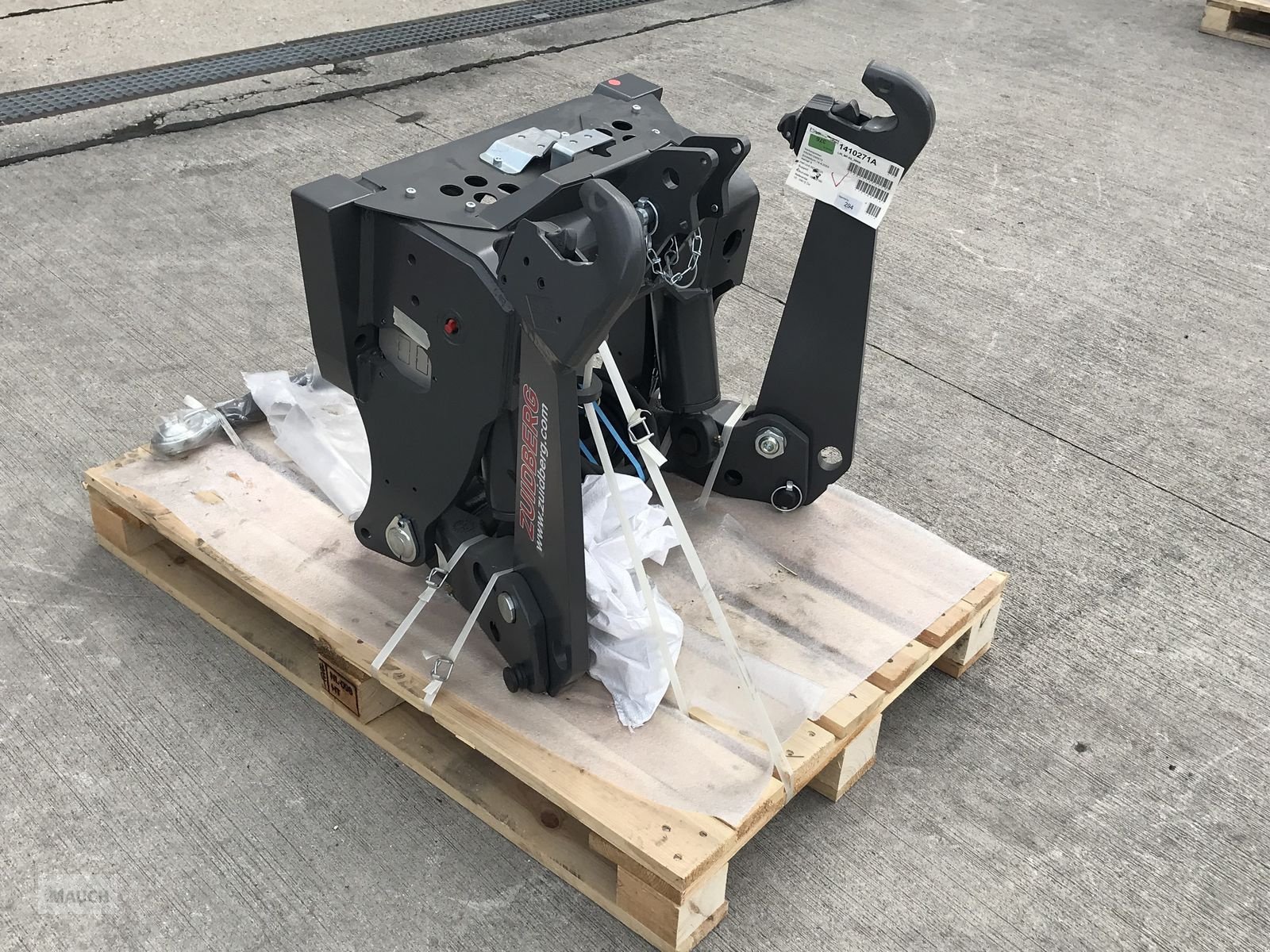 Fronthydraulik of the type Zuidberg Fronthydraulik zu MF 5S, Neumaschine in Burgkirchen (Picture 5)