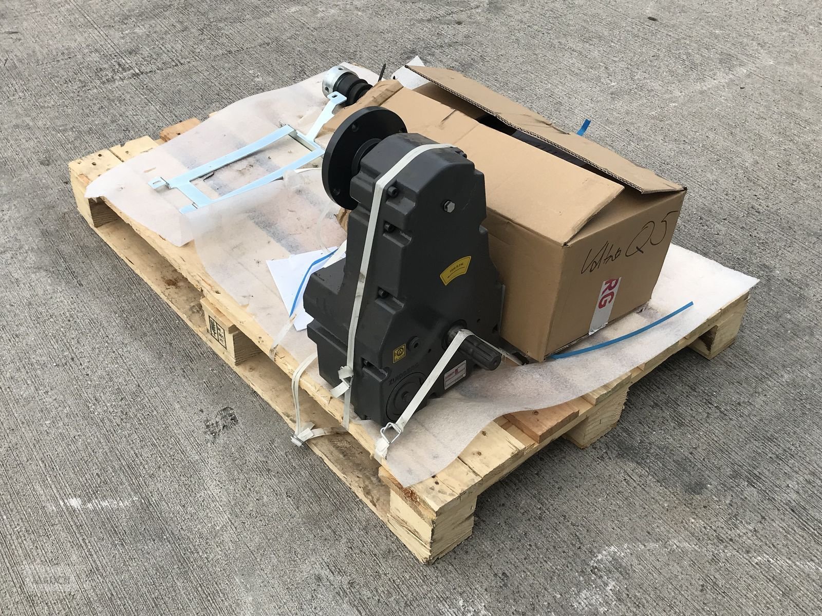 Fronthydraulik του τύπου Zuidberg Frontzapfwelle passend zu Valtra Q305, Neumaschine σε Burgkirchen (Φωτογραφία 1)