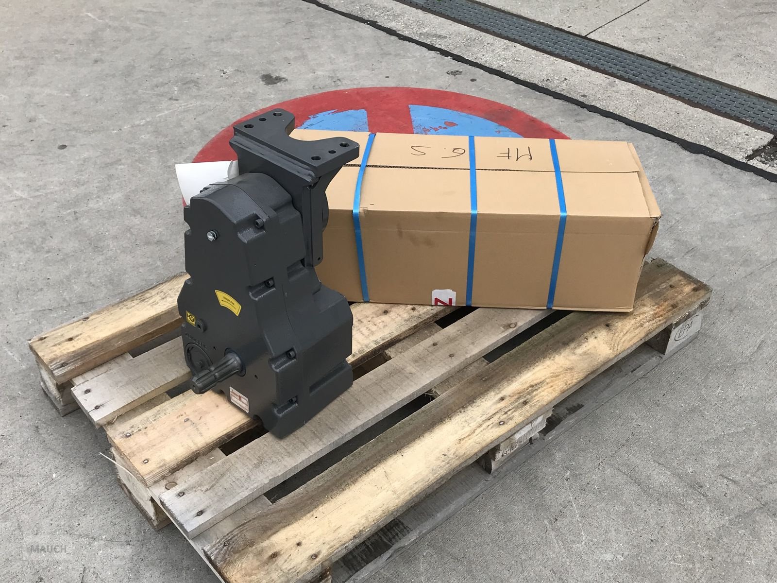 Fronthydraulik of the type Zuidberg Frontzapfwelle zum MF 6S Efficient + Exclusive, Neumaschine in Burgkirchen (Picture 2)