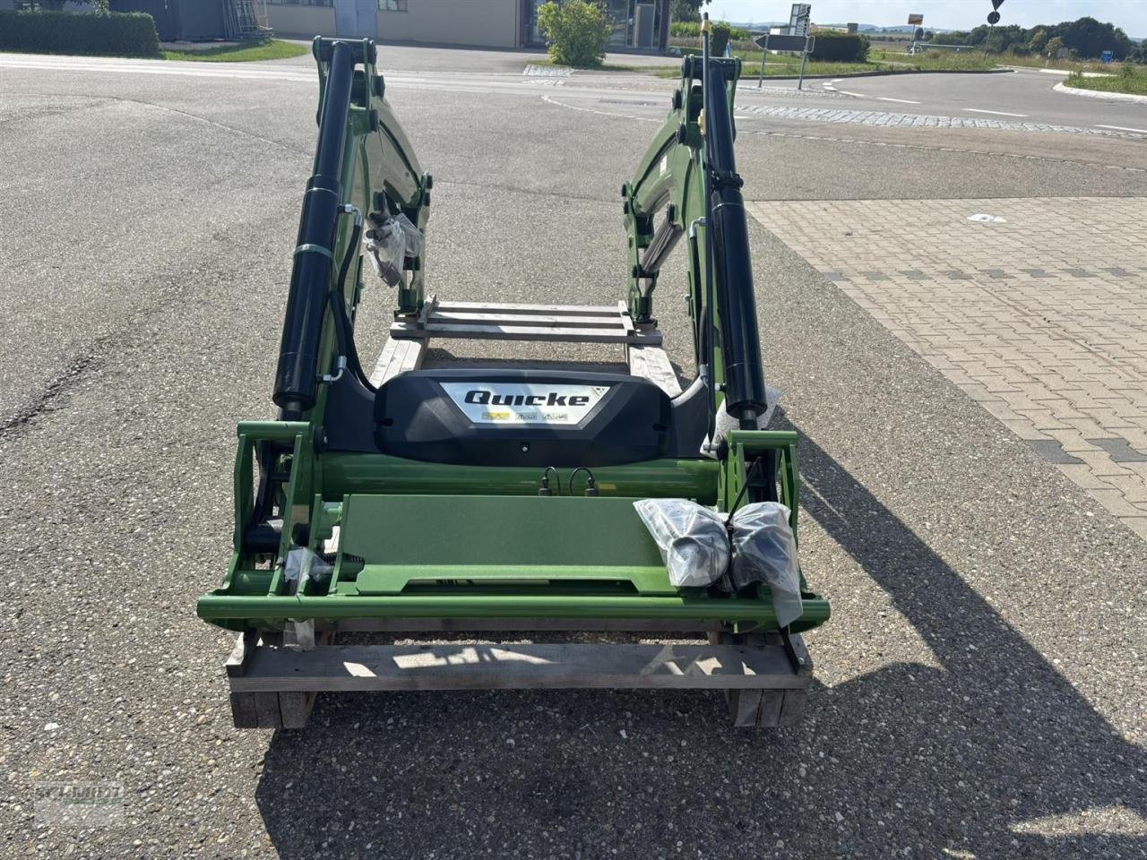 Frontlader des Typs Alö Q4S DM-Euro Fendt Nature-Grün, Neumaschine in Herbrechtingen (Bild 4)