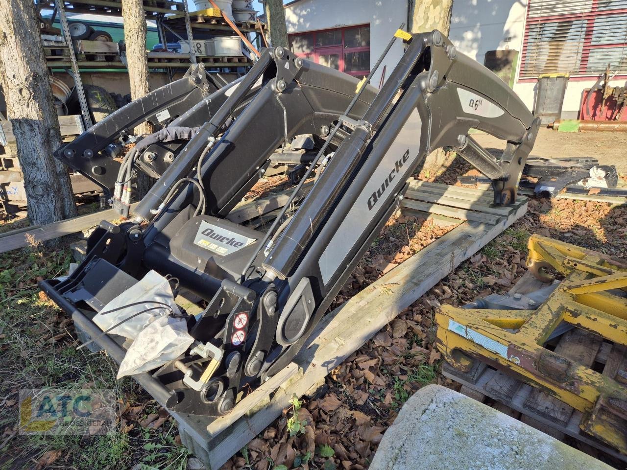 Frontlader of the type Alö Q6 MDM EURO FRONTLADERSCHWINGE, Neumaschine in Groß-Gerau (Picture 3)