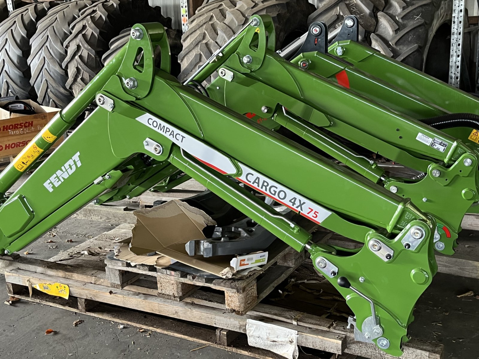 Frontlader des Typs Fendt Cargo 4 x 75, Neumaschine in Donaueschingen (Bild 2)