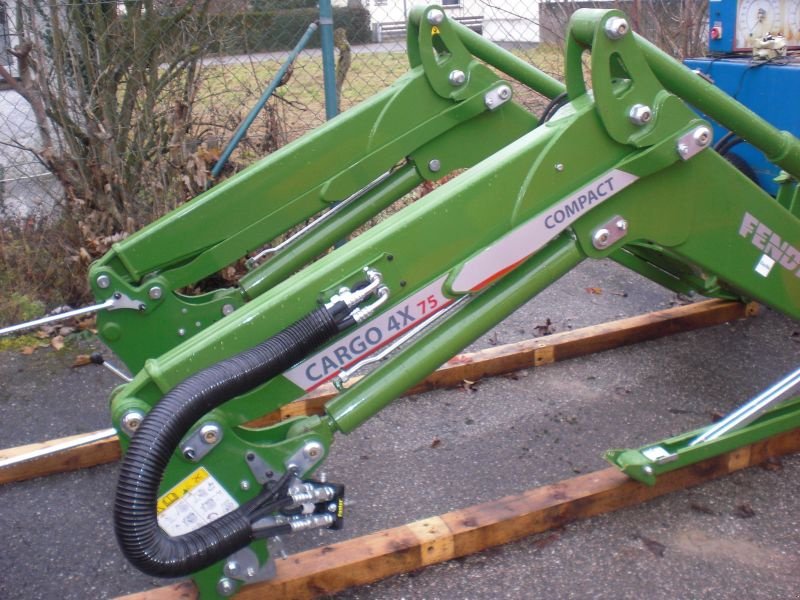 Frontlader des Typs Fendt Cargo 4X75 Compact, Neumaschine in Pocking (Bild 1)