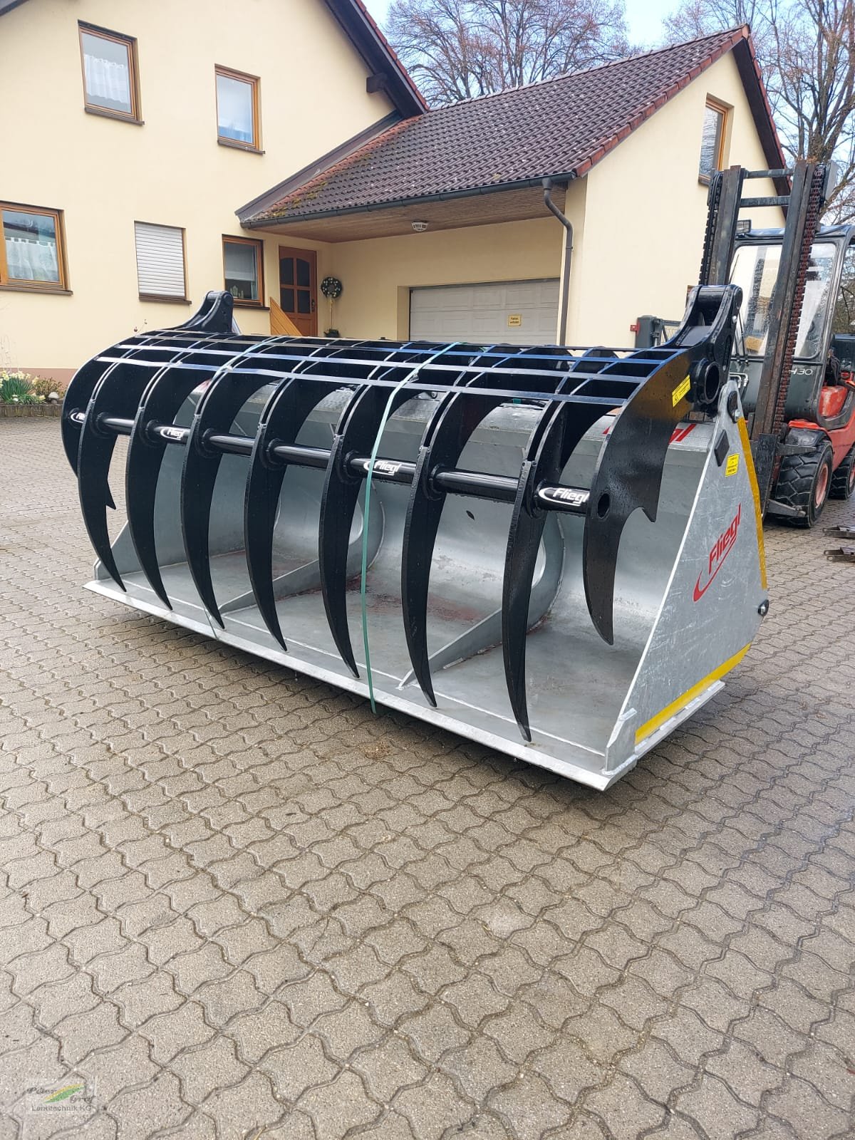 Frontlader tip Fliegl Silogreifschaufel XL 2,60m Q-Fit Aufnahme, Neumaschine in Pegnitz-Bronn (Poză 3)