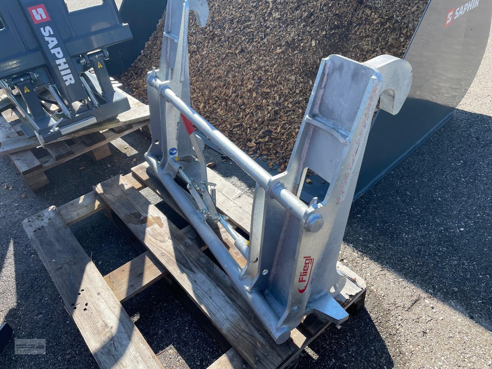 Frontlader of the type Fliegl Zwischenadapter JCB - Euroaufnahme, Neumaschine in Traunreut (Picture 3)