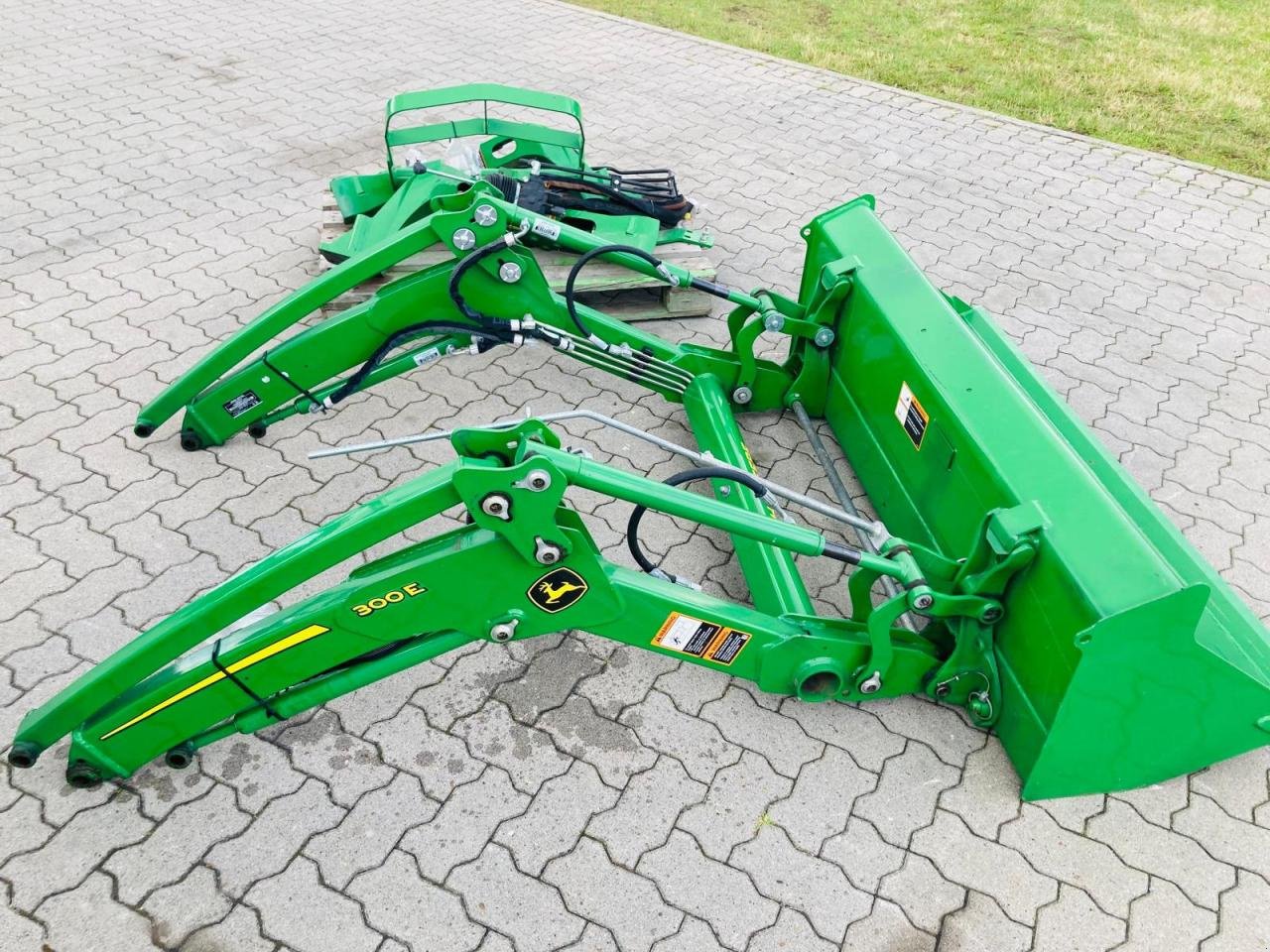 Frontlader of the type John Deere 300E Neu zum John Deere 3025E/3038E, Gebrauchtmaschine in Stuhr (Picture 2)