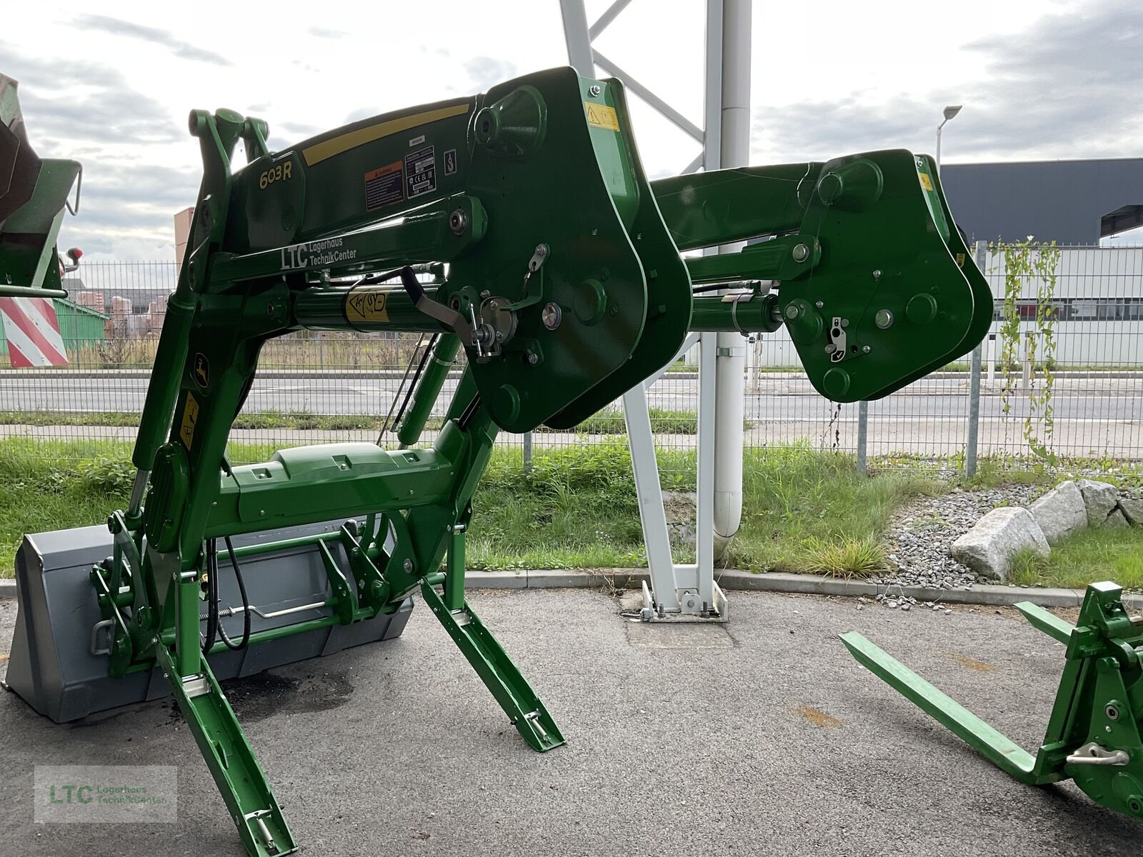 Frontlader des Typs John Deere 603R Frontlader, Vorführmaschine in Redlham (Bild 4)