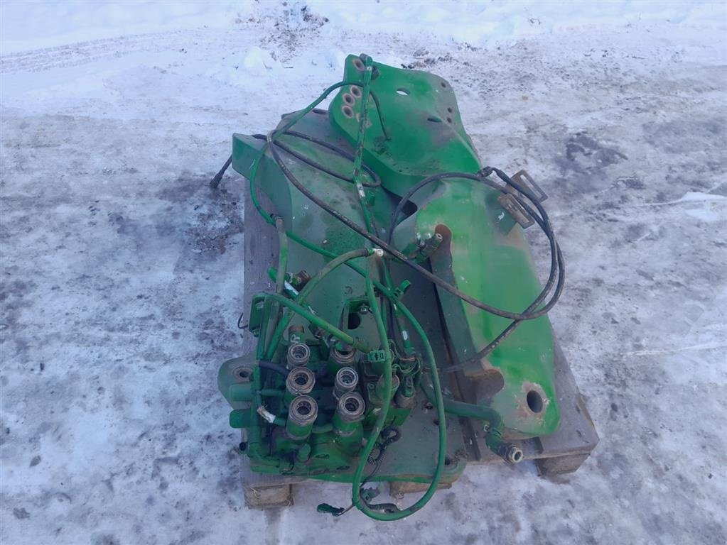 Frontlader typu John Deere 7020 og 7030 serie Originale frontlæsserbeslag m undermonteret ventil, Gebrauchtmaschine w Randers SV (Zdjęcie 4)