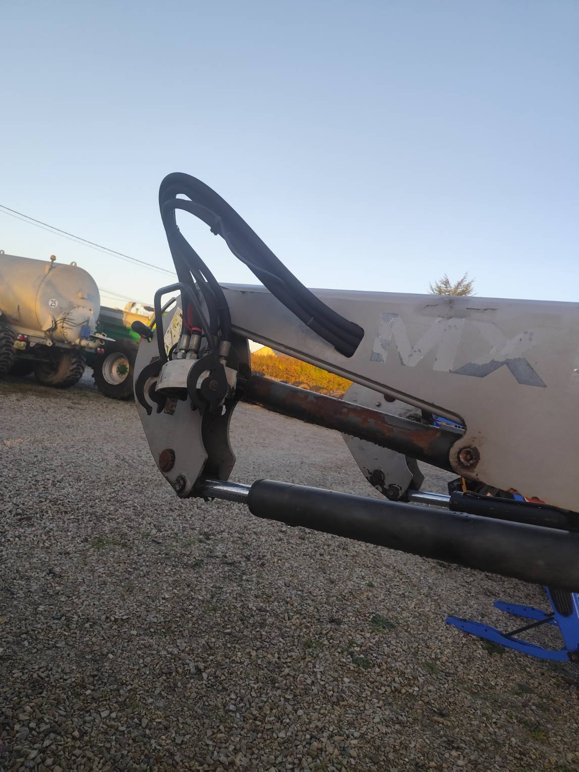 Frontlader za tip Mailleux T12, Gebrauchtmaschine u Le Horps (Slika 5)