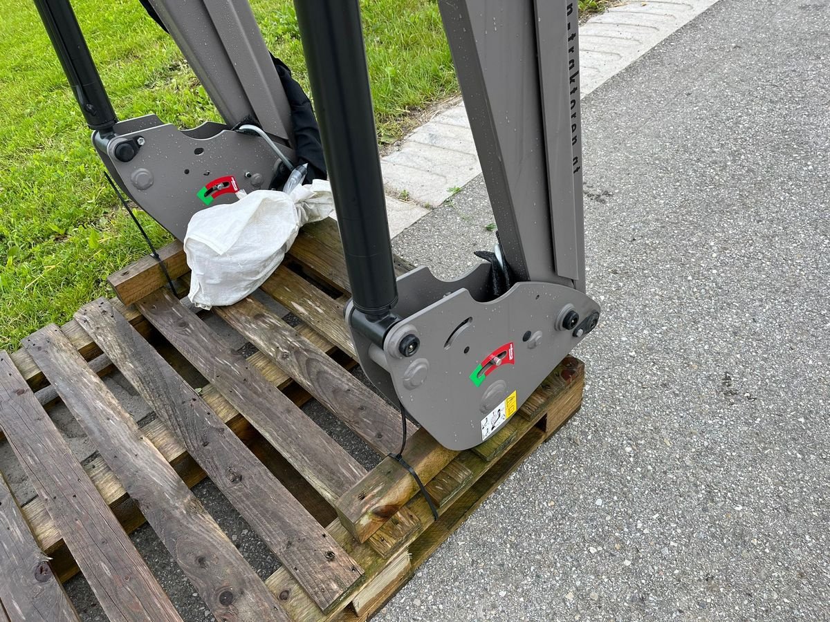 Frontlader of the type Mailleux U 406 für MF 5608, 5609, 5610, Neumaschine in NATTERNBACH (Picture 9)