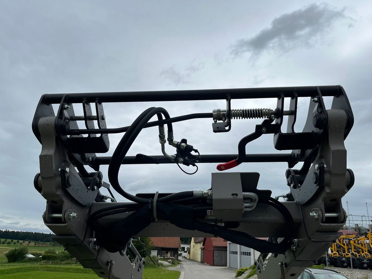 Frontlader of the type Mailleux U 406 für MF 5608, 5609, 5610, Neumaschine in NATTERNBACH (Picture 4)