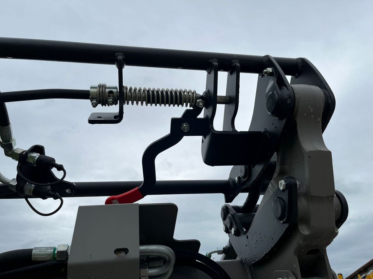 Frontlader of the type Mailleux U 406 für MF 5608, 5609, 5610, Neumaschine in NATTERNBACH (Picture 8)