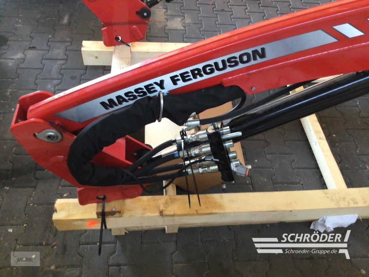 Frontlader des Typs Massey Ferguson 3720 XDM, Neumaschine in Jerichow - Kleinmangelsdorf (Bild 2)