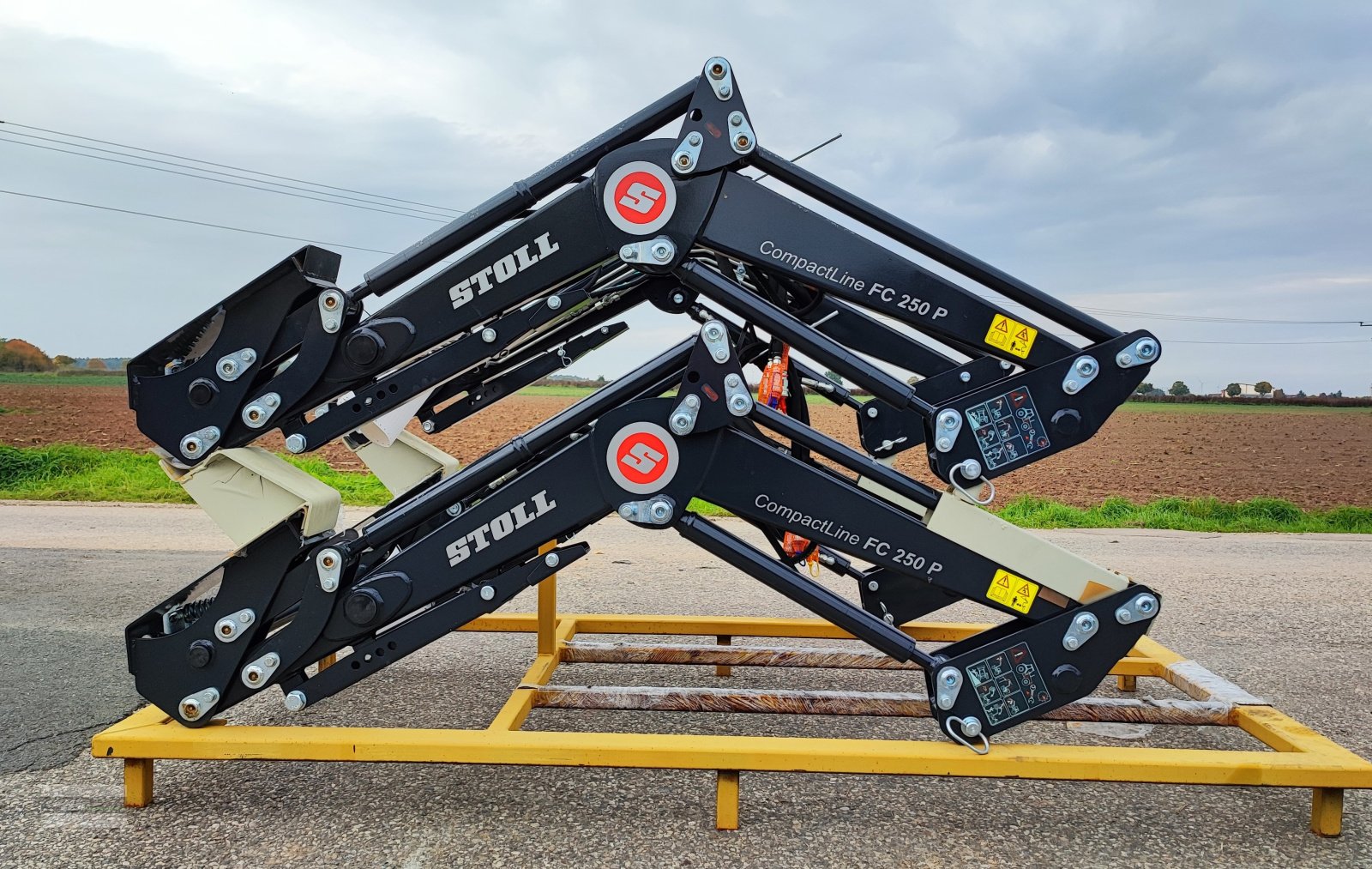 Frontlader of the type Stoll FC 250P Compactline Schwinge mit Parallelführung , Baujahr 2022 , NEU mit Lackschäden und kleinen optischen Fehlern , ** Ideal für Kompakt-Traktoren **, Gebrauchtmaschine in Langenzenn (Picture 1)