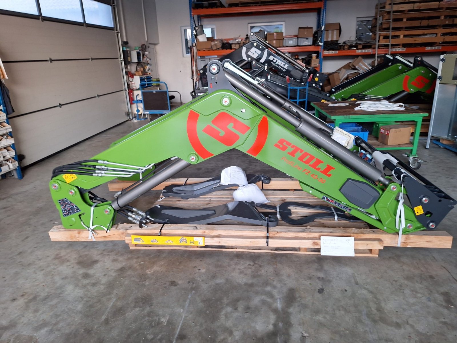 Frontlader des Typs Stoll Frontladerschwinge mit Konsole Komplettpaket, Neumaschine in Bogen (Bild 1)