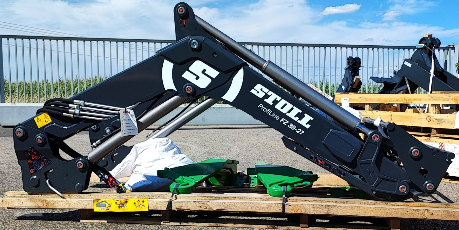 Frontlader of the type Stoll FZ 39-27.1 Profiline mit Parallelführung inkl. Anbaukonsolen passend zu vielen *John Deere* Traktoren, Gebrauchtmaschine in Langenzenn (Picture 2)