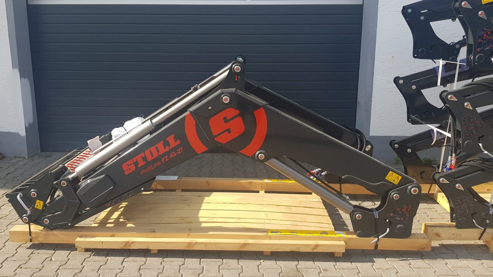 Frontlader of the type Stoll FZ 43-27 / 43-27.1, Neumaschine in Bogen (Picture 1)