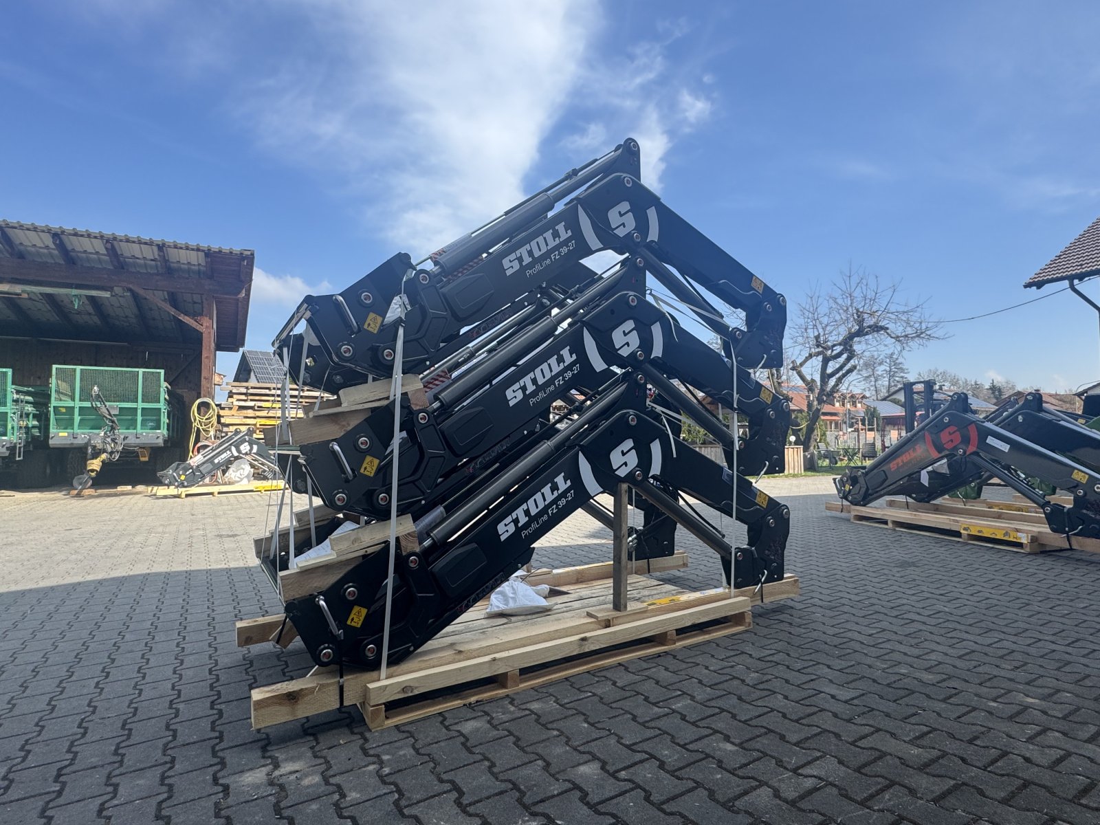 Frontlader of the type Stoll Profiline FZ 39-27 / FZ 39-27.1, Neumaschine in Bogen (Picture 1)